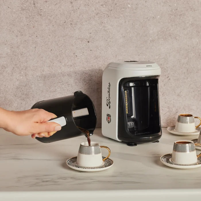 KARACA Karaca x Besiktas gelicentieerde Hatır Hüps Turkse koffiemachine met melkfunctie